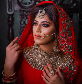 Beautician Sridevi Thiyagarajan Performing Bridal Makeup Involving 493 Makeup  Artist | Chennai Glitz - YouTube